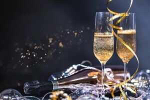 champaigne in flutes with confetti